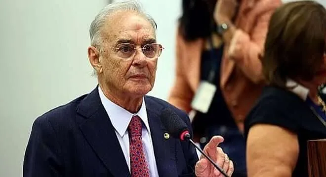 Imagem ilustrativa da imagem Senador Arolde de Oliveira morre em decorrência da Covid-19