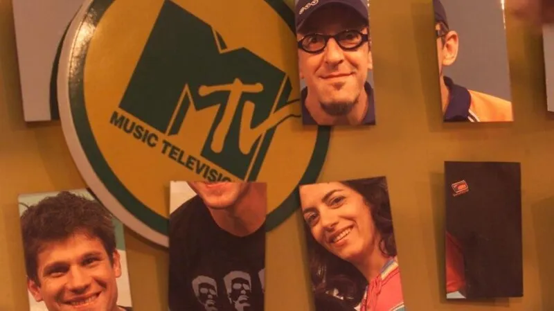 Edgard Piccoli, Marina Person, Luís Thunderbird e o antigo logo da MTV Brasil