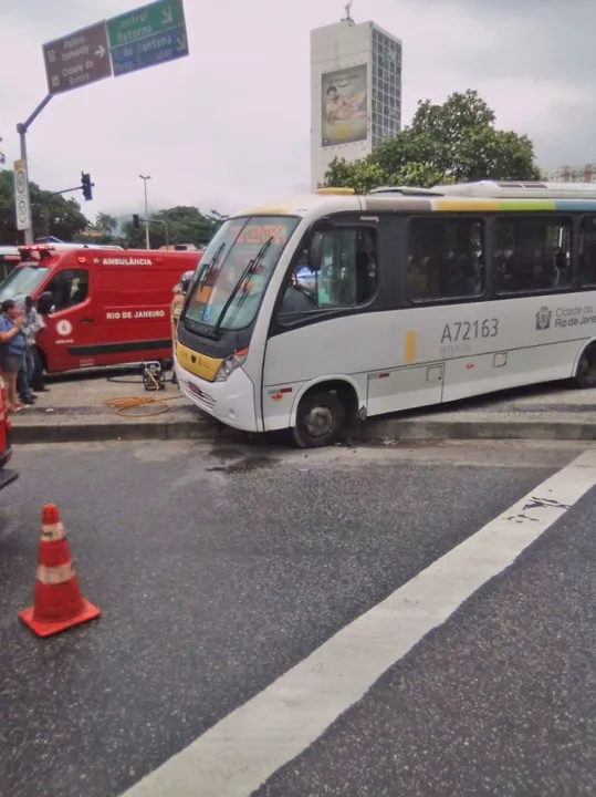 Dois ônibus se envolvem em acidente e duas pessoas morrem no Centro do Rio