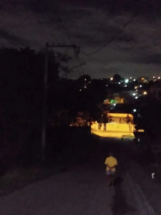 Foto de uma das ruas sem iluminação pública alguma