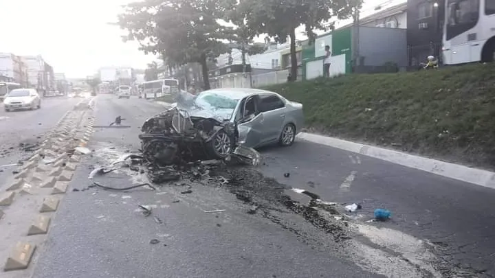A vítima ficou presas nas ferragens