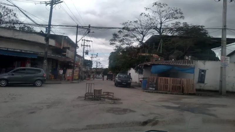O problema teria começado após obras do PSAM (Programa de Saneamento Ambiental dos Municípios do Entorno da Baía de Guanabara)