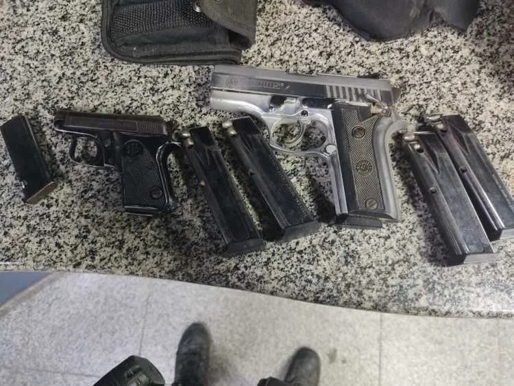 Imagem ilustrativa da imagem Homem é encontrado morto e armas são apreendidas dentro de casa em Maricá