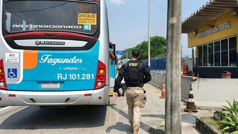 Durante a operação, a PRF abordou 357 pessoas e 256 veículos.