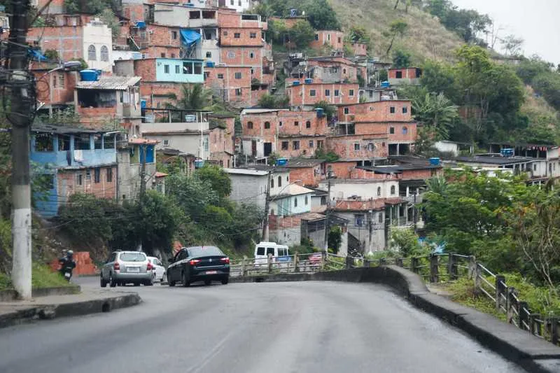 Imagem ilustrativa da imagem PM ocupa Viradouro em Niterói e recebe palmas no asfalto e 'esculacha' no morro