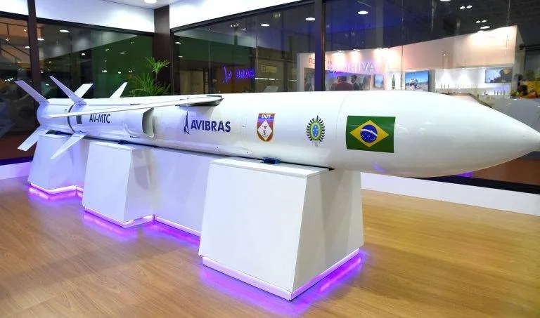 Imagem ilustrativa da imagem Míssil brasileiro de longo alcance está em fase final, diz ministro