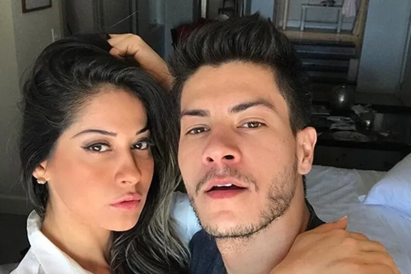 O casal terminou em maio deste ano e Mayra contou que sofreu diversas traições de Arthur Aguiar durante o casamento