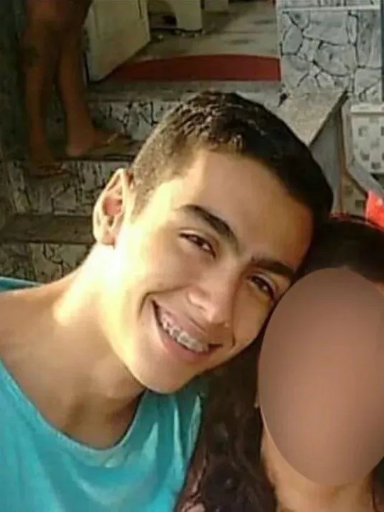 Caio Soares de 23 anos atingido por bala perdida em sua residência no Morro da Coroa.