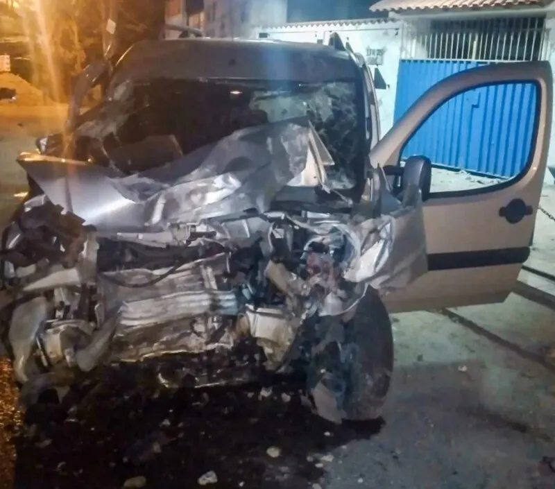 O acusado teria colidido em um poste 