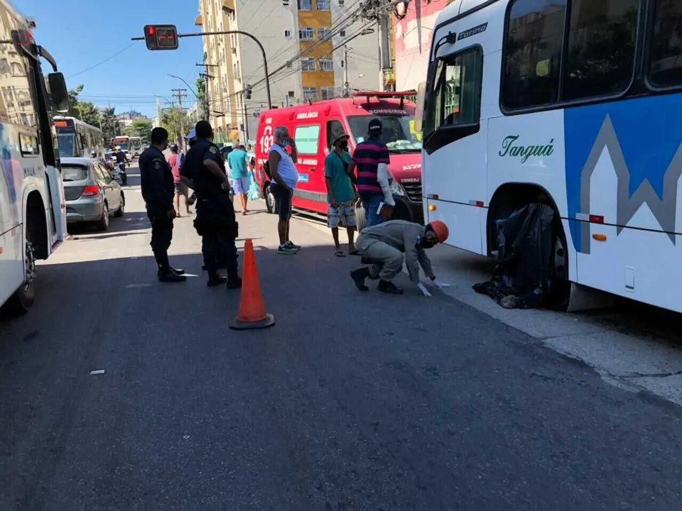 O corpo da vítima está preso debaixo do ônibus