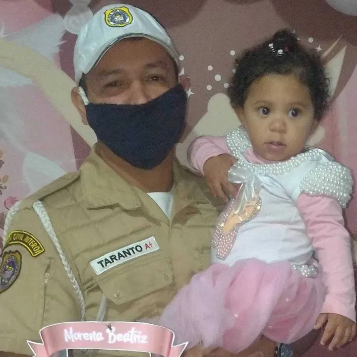 Imagem ilustrativa da imagem Guarda Municipal comemora um ano com a menina que ajudou a nascer após resgatar a mãe durante engarrafamento