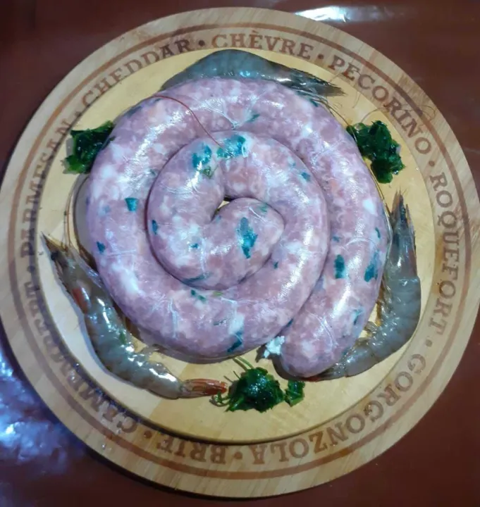 O casal vende linguiças com recheio de camarão 