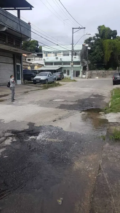 Segundo moradores, vazamento acontece há dois dias