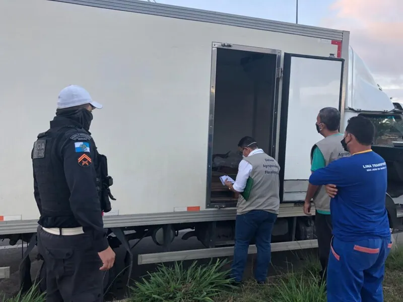 Agentes da Superintendência de Defesa Agropecuária está realizando operações para verificar irregularidades no transporte de gado vivo