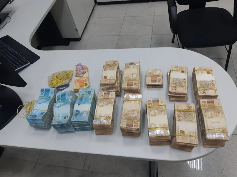 Dentro do porta-malas de um deles, os policiais encontraram uma sacola com grande quantidade de dinheiro, que totalizava R$ 375 mil