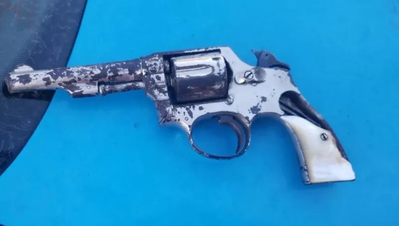 Foi apreendida uma arma