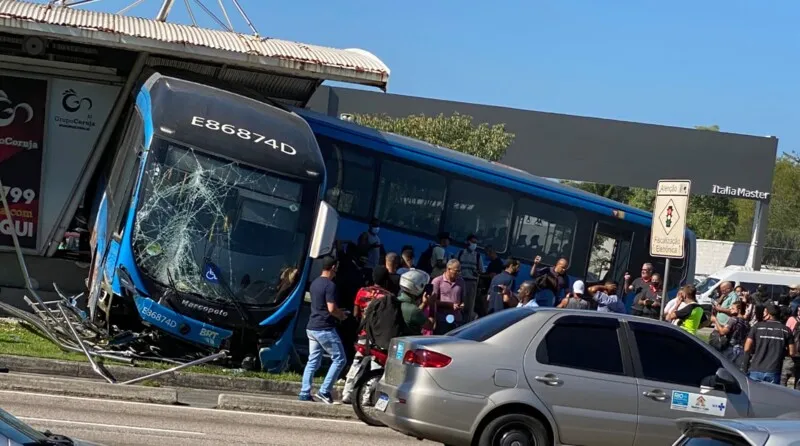 Ônibus invade estação do BRT para tentar desviar de viatura da PM, na Barra da Tijuca, no Rio