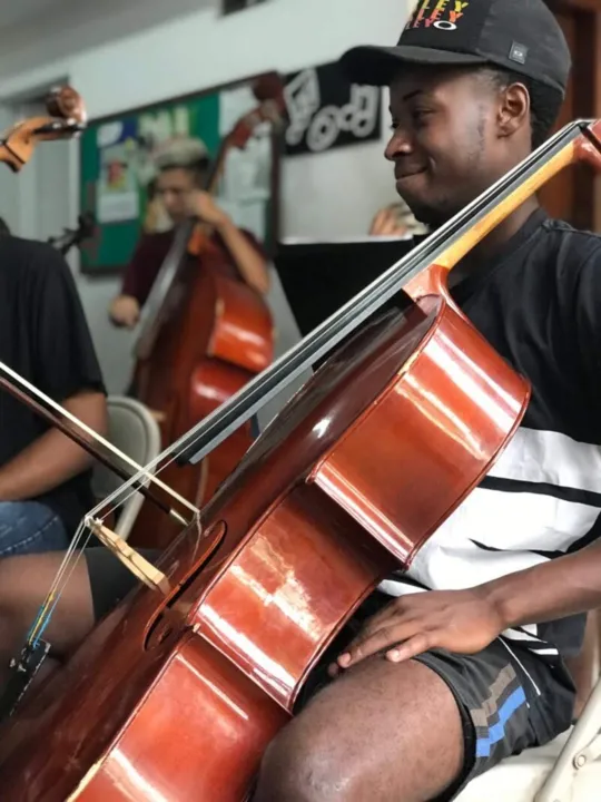 Luiz ocupa uma cadeira na orquestra principal do Espaço Cultural da Grota