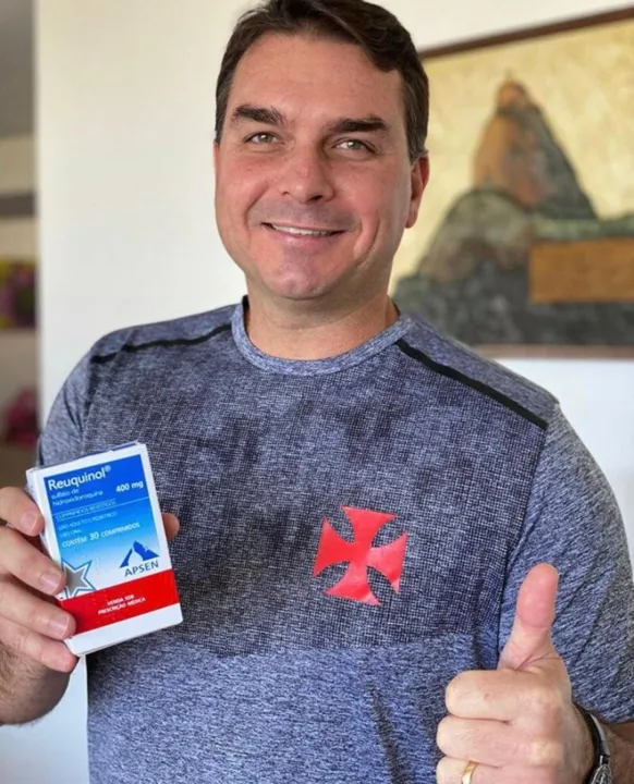 O senador postou uma foto junto com o remédio hidroxicloroquina, que ainda não tem sua eficiência comprovada contra o Covid 