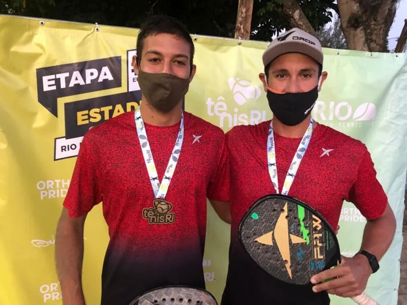 Ralff Abreu de boné cinza e João Lauro Carneiro