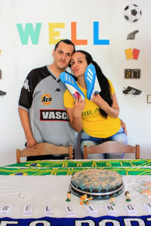 Wellington e sua esposa Fernanda, que organizou a festa temática de futebol com direito a mensagens em vídeos de personalidades do 'mundo da bola'