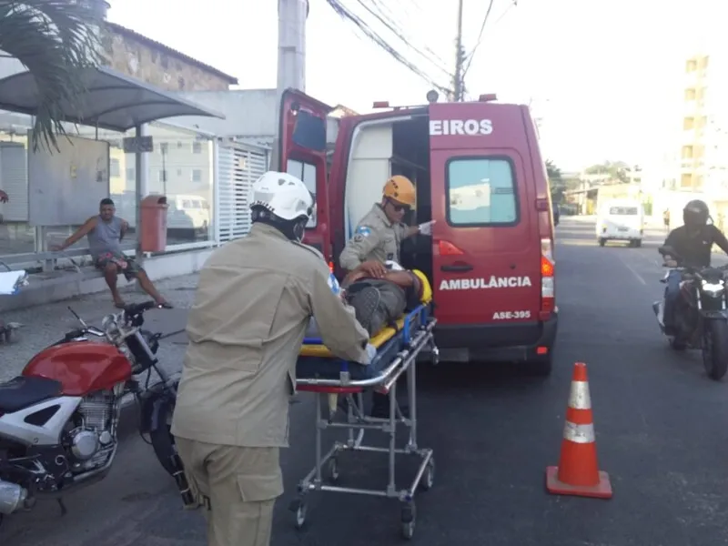 Homem fica ferido após acidente envolvendo moto e carro no Mutondo, em São Gonçalo