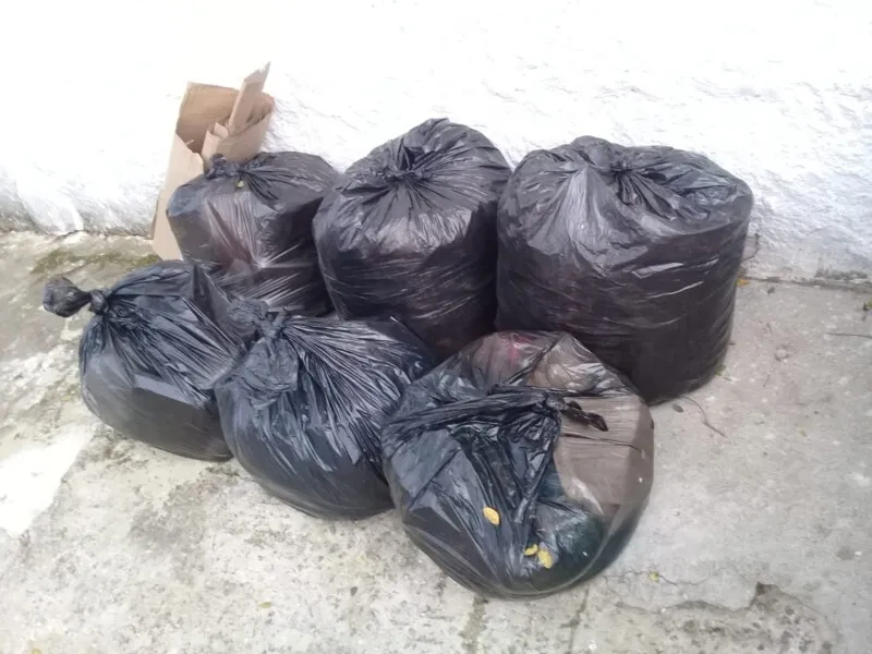 O lixo dos moradores se acumula no local 