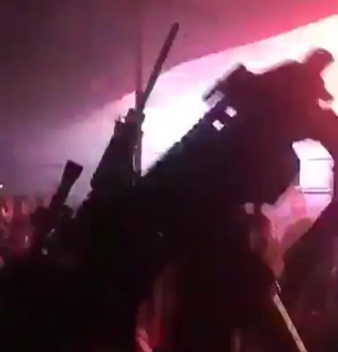 Imagem ilustrativa da imagem Vídeo - Traficantes juram "Grisalho" de morte e exibem fuzis durante baile funk em São Gonçalo