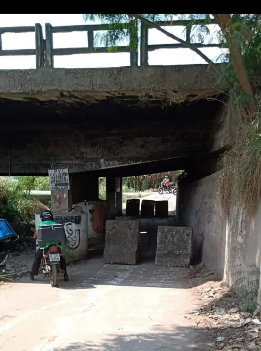 Retorno improvisado é interditado em baixo do viaduto do Coelho, em São Gonçalo