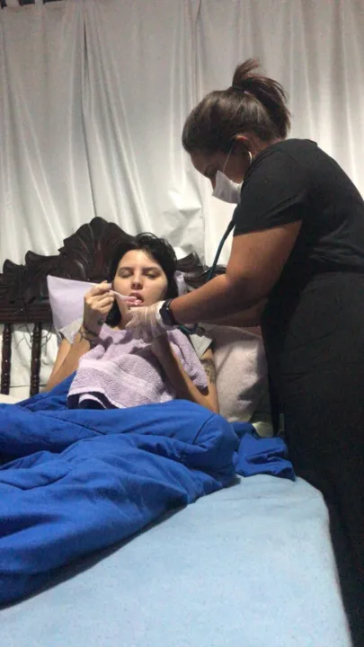 A jovem está se alimentando e falando com dificuldades 
