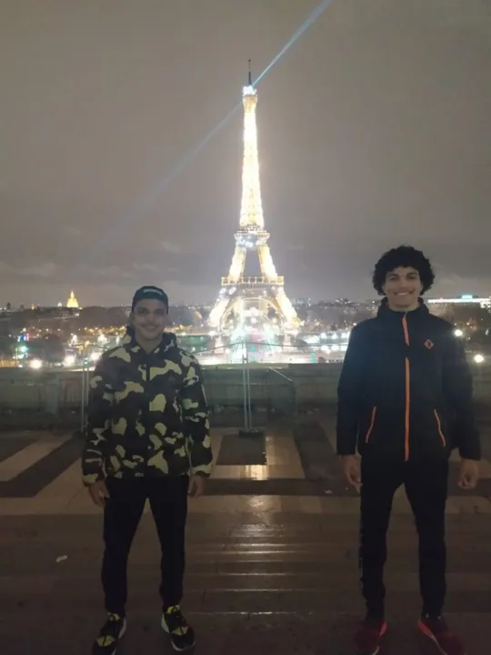 Os irmãos conheceram a Torre Eiffel com a ajuda de vendas de rifas