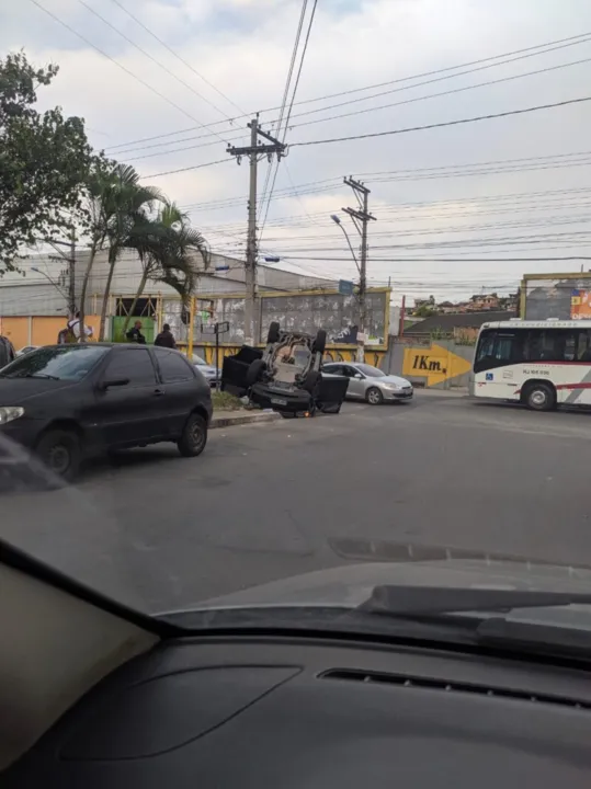 Carro com casal dentro capota no bairro de Neves, em São Gonçalo