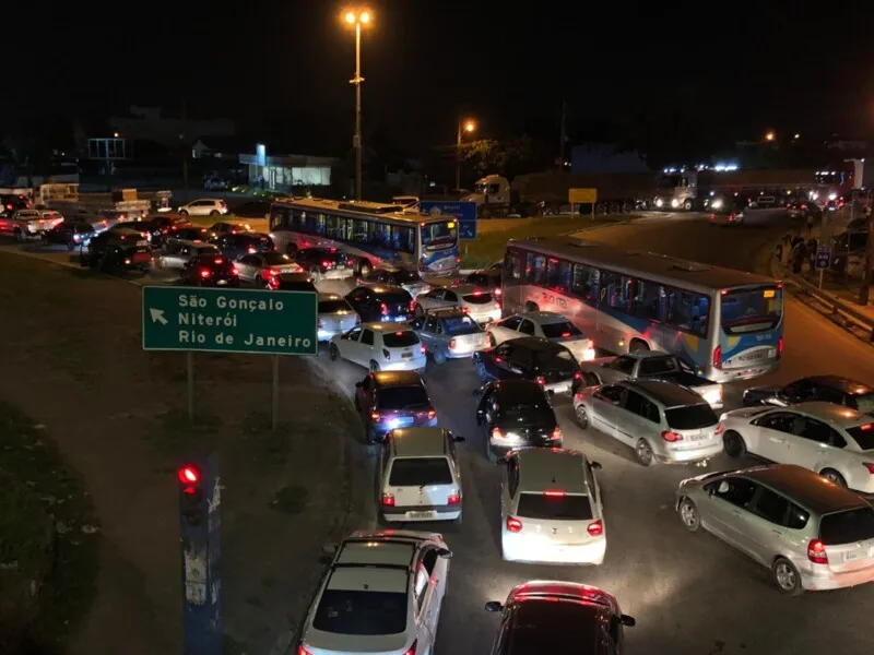 O engarrafamento causou transtornos aos motoristas  