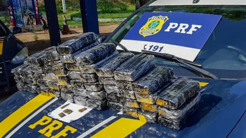 Durante a abordagem, o condutor demonstrou nervosismo em excesso aos agentes