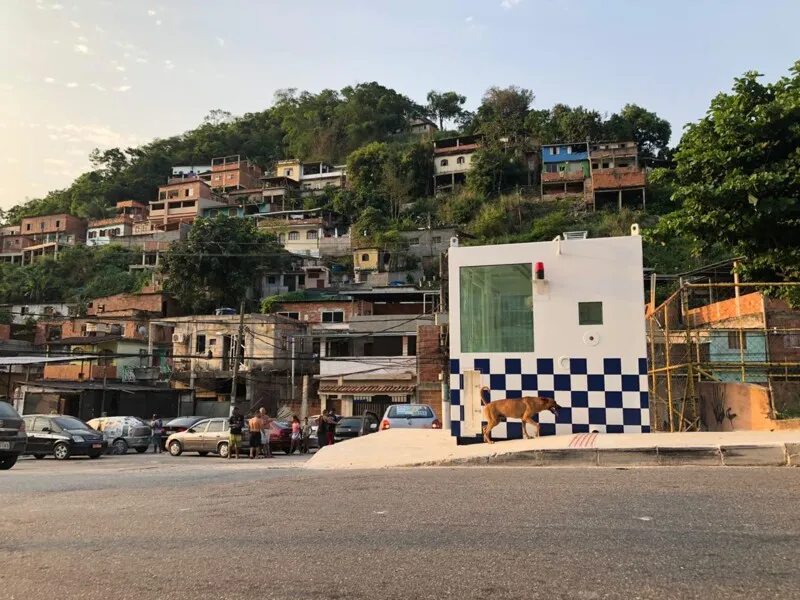 Imagem ilustrativa da imagem Cabines blindadas da PM começam a ser instaladas em comunidades de Niterói
