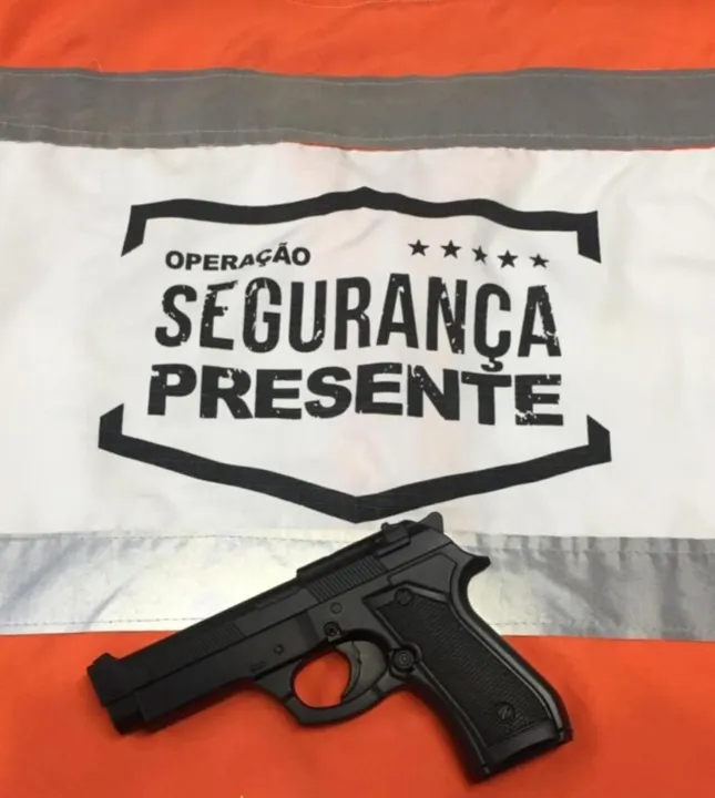 O simulacro de pistola acabou apreendido.