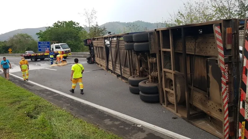 Caminhão cegonha tomba na altura de Seropédica