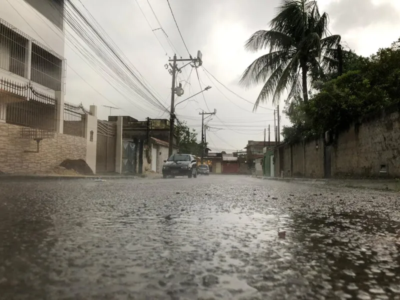 A dica é andar sempre com o guarda-chuva e um casaco na mochila