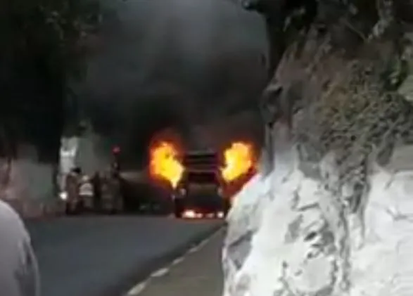 Carro pega fogo em principal via de acesso para Teresópolis
