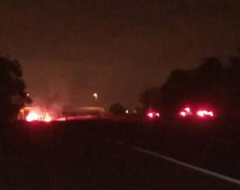 O grupo ateou fogo em pneus na pista e o trânsito chegou a ser interrompido