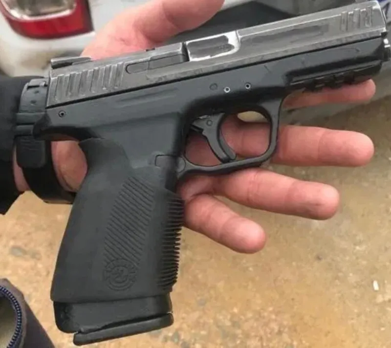 Uma pistola foi apreendida na ação