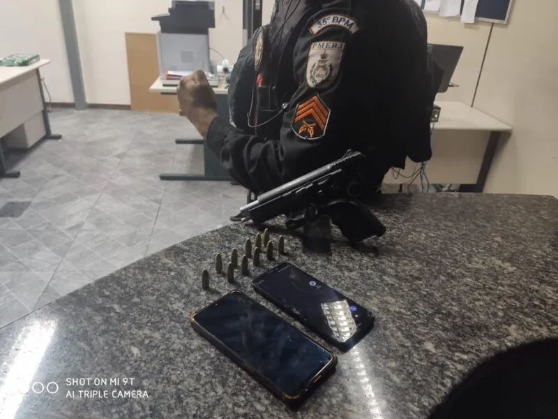 Com eles, foram apreendidas armas e munições, além de dois celulares