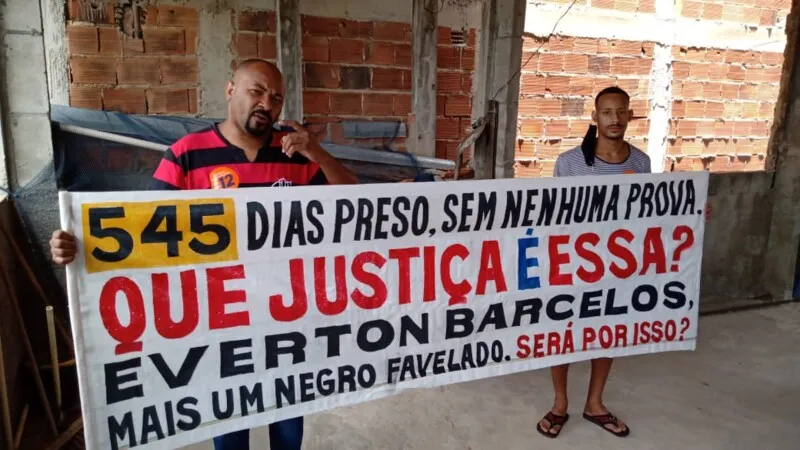 Familiares e amigos buscam justiça por homem negro detido