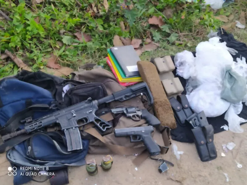 Armas e munições foram apreendidas  