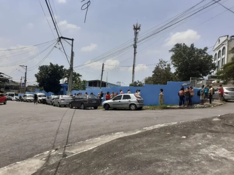 Escola Municipal Desembargador Ronald de Souza, no Jardim Catarina, apresentou fila quilométrica com funcionários da Educação