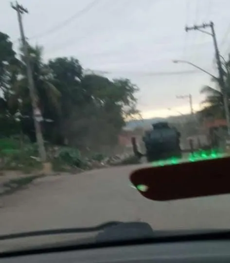 Segundo esses moradores, nem mesmo os carros blindados da Polícia tem conseguido passar pelas barricadas atuais