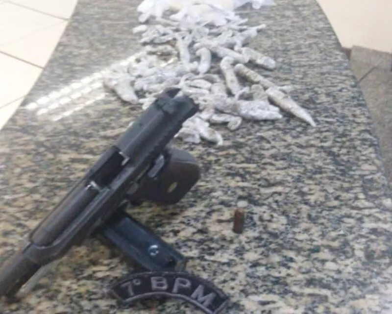 Foram apreendidos material entorpecente, motocicleta e uma pistola