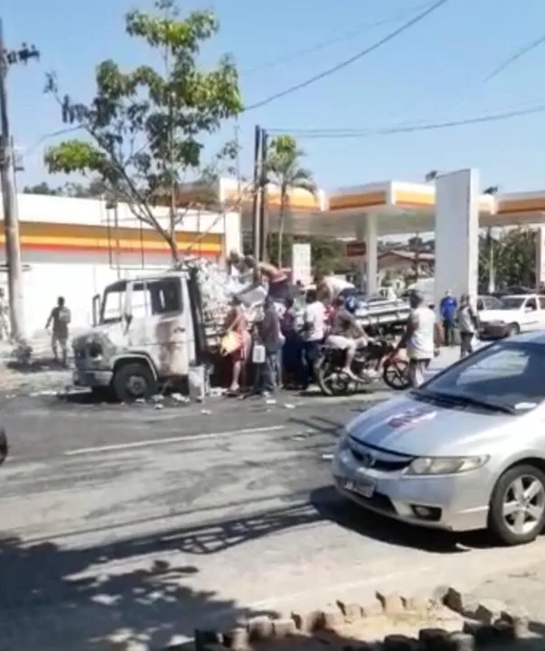 Caminhão pega fogo e populares saqueiam carga de cerveja no Largo da Batalha, em Niterói