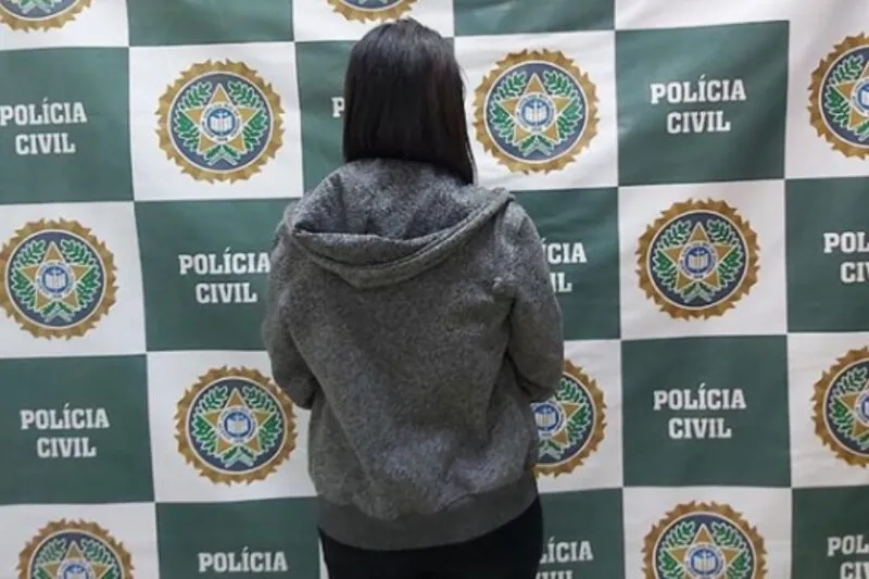 Funcionário de restaurante é presa por facilitar roubo em local de trabalho