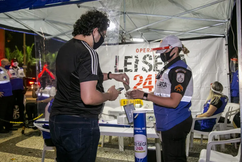 Todos os profissionais que atuam na Operação usam máscaras e protetor facial 